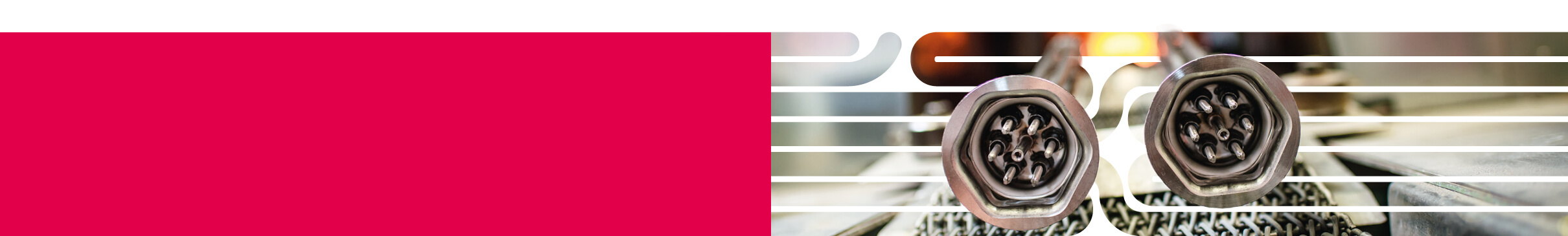 Zwei Heizelemente liegen auf einem Förderband vor einem Lötofen