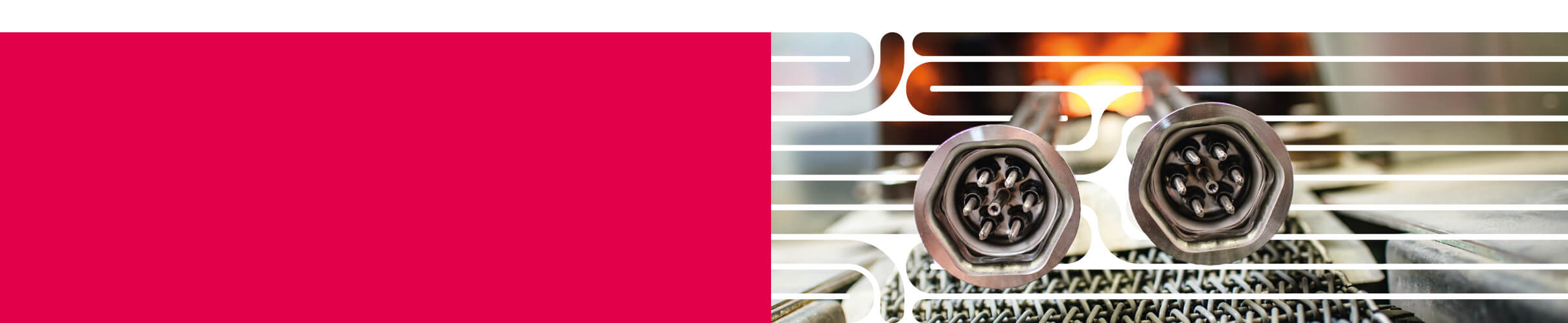 Zwei Heizelemente liegen auf einem Förderband vor einem Lötofen